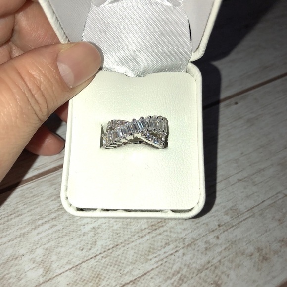 VICTORIA TOWNSEND Cubic Zirconia Crossover Infinity Ring Sz 5 - Picture 6 of 9